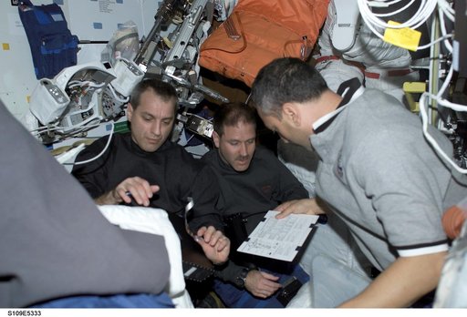 STS-109 crewmembers discuss EVA strategy in airlock