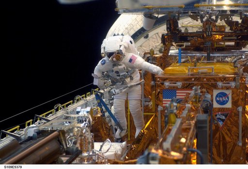 STS-109 MS Linnehan in payload bay on third EVA