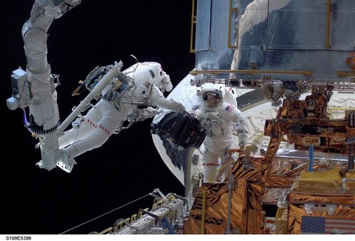 STS-109 MS Massimino and Newman replace Reaction Wheel assembly during EVA 2
