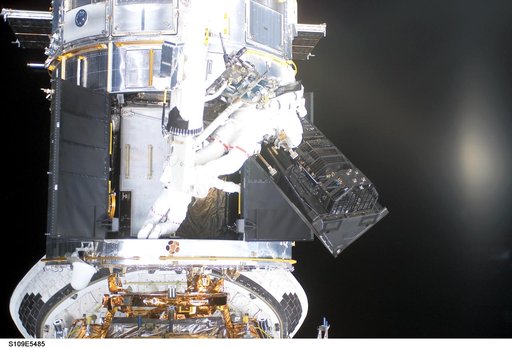 STS-109 MS Newman and Massimino during EVA 4