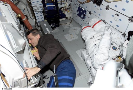 MS Linnehan checks airlock hatch on middeck