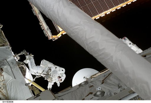 Perrin on PFR in Endeavour's PLB during STS-111 UF-2 EVA 1