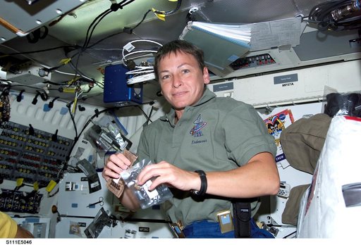 Whitson floats on Endeavour's middeck during STS-111 UF-2