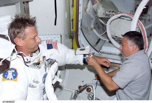 MS Sellers prepares for EVA 2 with help from MS Yurchikhin