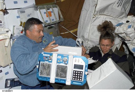 MS Yurchikhin and Magnus on orbiter middeck