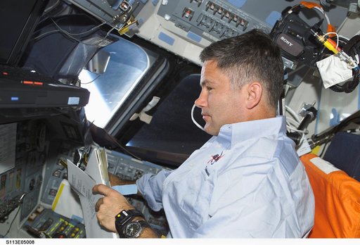 Pilot Lockhart works on the FD during STS-113