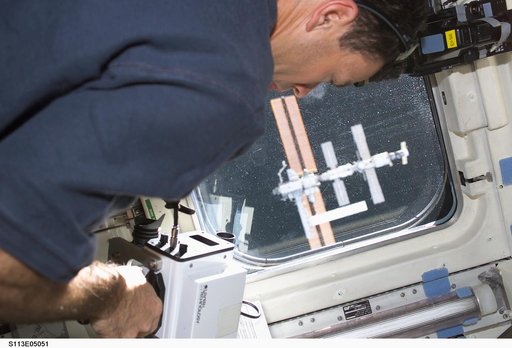 MS Michael LA uses a Laser Range Finder on AFD during ISS Rendezvous Operations during STS-113