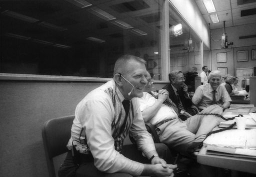 JSC officials in MCC Bldg 30 monitor STS-26 Discovery, OV-103, activity