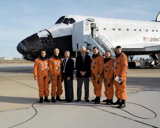 STS-29 Discovery, OV-103, crew with NASA administrators