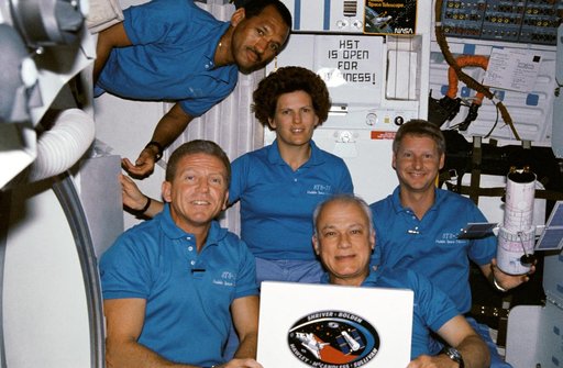 STS-31 Discovery, OV-103, onboard (in-space) crew portrait