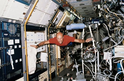 STS-40 Mission Specialist (MS) Bagian "flies" through SLS-1 module