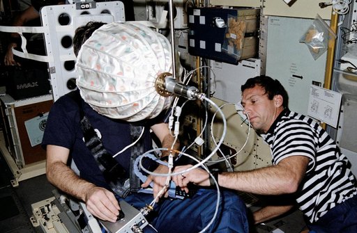 STS-42 MS Hilmers and Payload Specialist Merbold use IML-1 visual stimulator