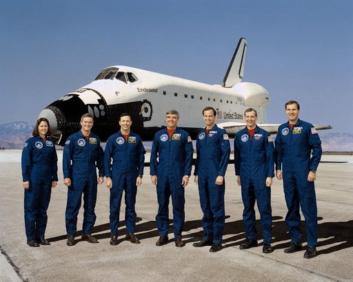 STS-49 crew poses for group portrait on EAFB runway 22 after OV-105 landing