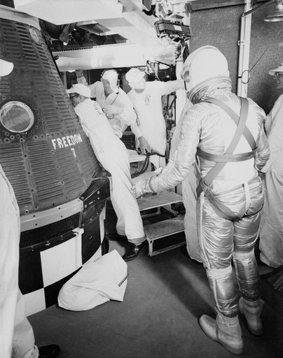 ASTRONAUT SHEPARD - PRESSURE SUIT - FREEDOM "7" CAPSULE