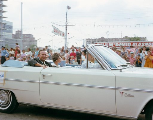 ASTRONAUT COOPER, L. GORDON, JR. & FAMILY - PARADE - HOUSTON, TX