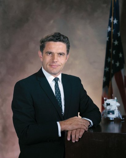 PORTRAIT - ASTRONAUT KARL G. HENIZE - MSC