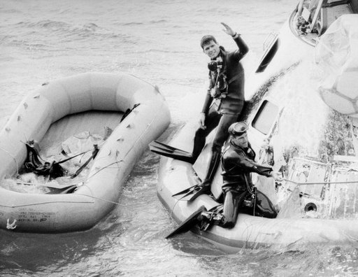 U.S. Navy frogmen participate in Apollo 8 recovery