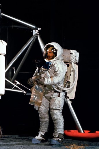 APOLLO XI CREWMEMBERS - SIMULATION - DEPLOYMENT - MOON SURFACE