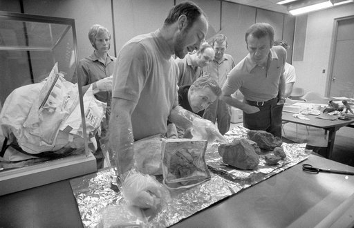 Apollo 14 crewmen show off lunar rocks during meeting with newsmen