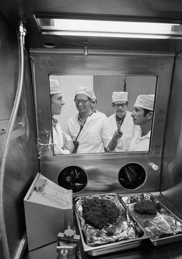 Astronauts Scott and Irwin join geologists in looking at Apollo 15 samples
