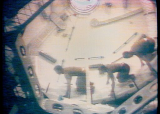 Skylab 2 crewmen give demonstration on effects of weightlessness