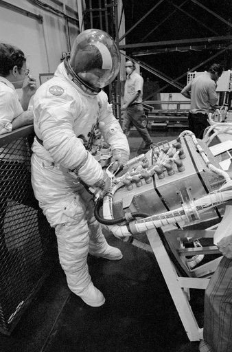 SKYLAB (SL)-3 CREWMEN - EXTRAVEHICULAR ACTIVITIES (EVA) PROCEDURES
