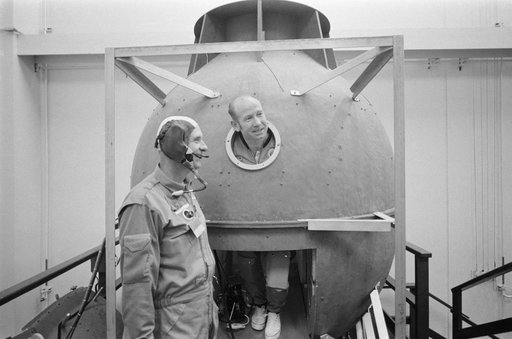 SIMULATIONS - APOLLO-SOYUZ TEST PROGRAM (ASTP) - DOCKING/COMMAND MODULE (CM) - JSC