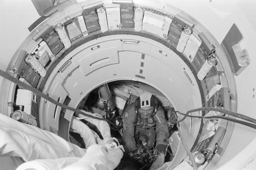 SIMULATIONS - APOLLO-SOYUZ TEST PROJECT (ASTP) - DOCKING MODULE (DM)/COMMAND MODULE (CM) - JSC