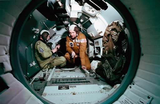 SIMULATIONS - APOLL-SOYUZ TEST PROJECT (ASTP) - CREW COMMANDERS - JSC