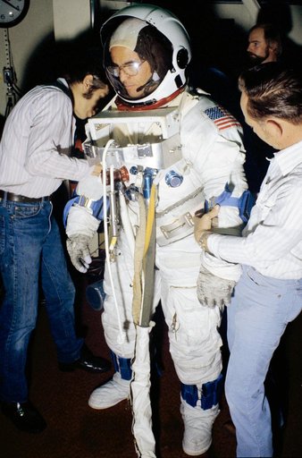 ASTRONAUT CRIPPEN, ROBERT L. - PILOT - STS-1 - TRAINING - JSC