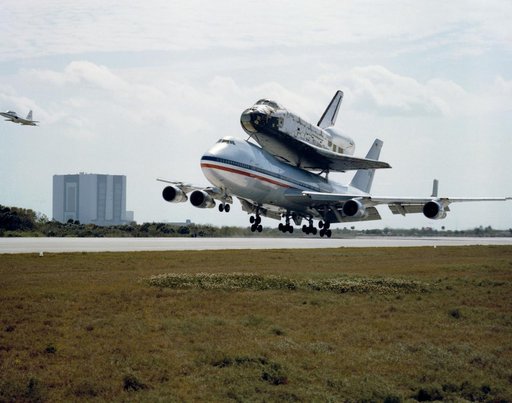 ORBITER 102 - COLUMBIA PIGGY-BACK - NASA 905 - KSC