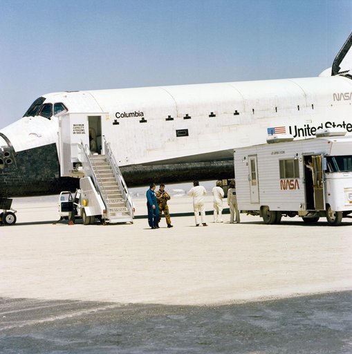 LANDING (CREW ACTIVITIES) - STS-1 - EDWARDS AFB (EAFB), CA