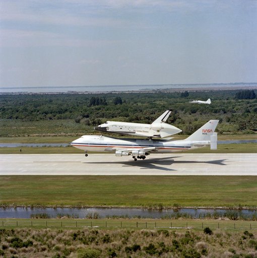 COLUMBIA - RETURNING TO KSC - POST-STS-1 - KSC