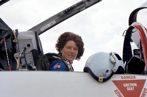 PREFLIGHT (DEPARTURE) - STS-7 - ELLINGTON AFB (EAFB), TX