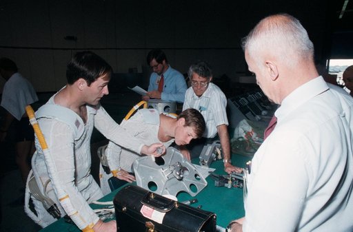 CREW TRAINING (SYNCOM IV) - STS-23/51D - JSC