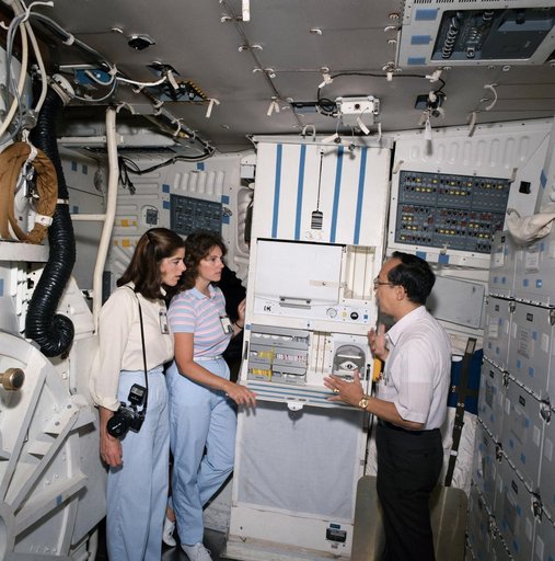 CREW TRAINING - STS-33/51L - JSC