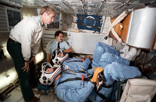 BRIEFING (PREFLIGHT) - STS-31/61B - JSC