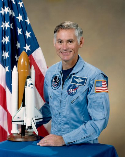 PORTRAIT - ASTRONAUT MULLANE, RICHARD M. (BLUE FLIGHT SUIT) - JSC