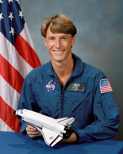 Official portrait of 1987 astronaut candidate C. Michael Foale