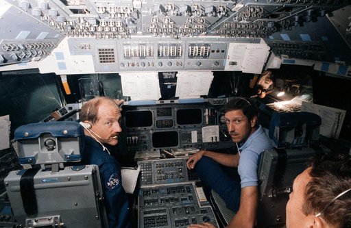 STS-26 crew trains in JSC fixed-based (FB) shuttle mission simulator (SMS)