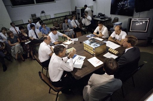 STS-29 crewmembers receive briefing on Student Experiment (SE) 83-9