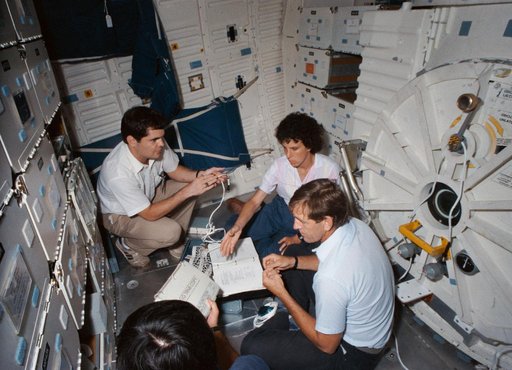 STS-34 crewmembers review IFM procedures on JSC's CCT mockup middeck
