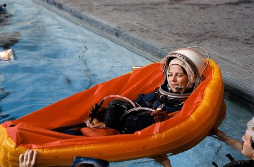 STS-32 MS Dunbar wearing LES floats in life raft during water egress training
