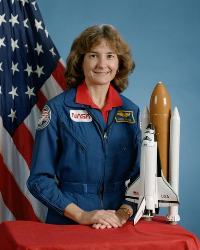Official portrait of astronaut Linda M. Godwin