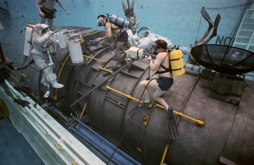 STS-31 MS McCandless, in EMU, during JSC WETF underwater simulation