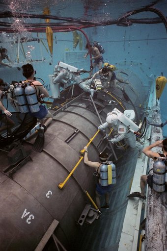 STS-31 MS McCandless and MS Sullivan during JSC WETF underwater simulation