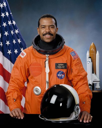 Official portrait of 1990 astronaut candidate Bernard A. Harris, Jr.