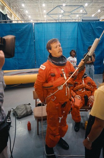 STS-47 Commander Gibson holds sky genie equipment during JSC egress training
