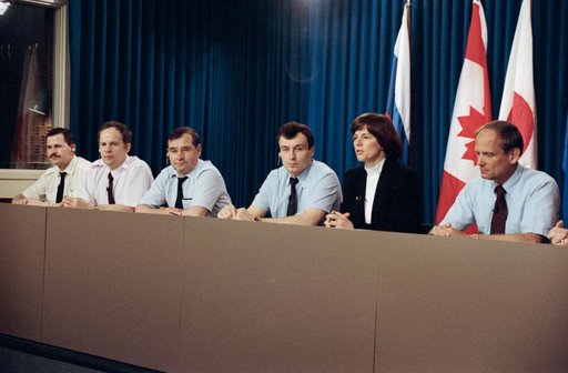 STS-71 Cosmonaut and Astronauts meet the press