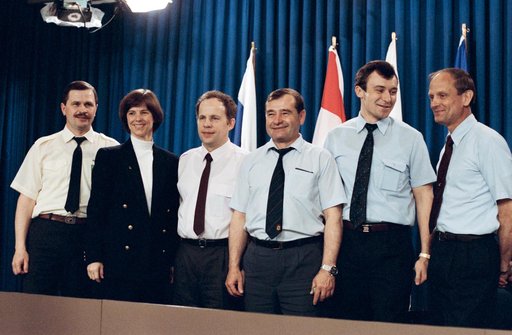 STS-71 cosmonauts and astronauts pose for photo after news conference